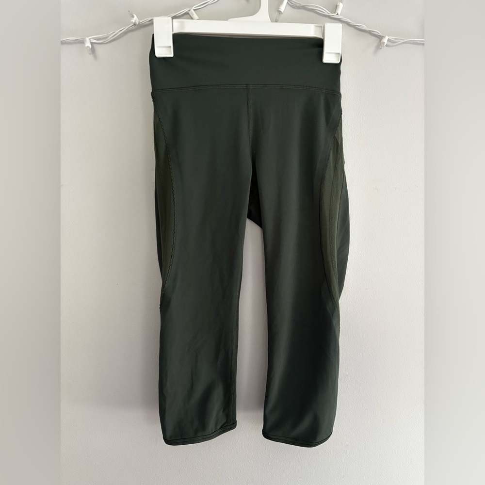 Lululemon Athletica Dark (Sage) Green Size 4 17” Inseam Cropped Leggings